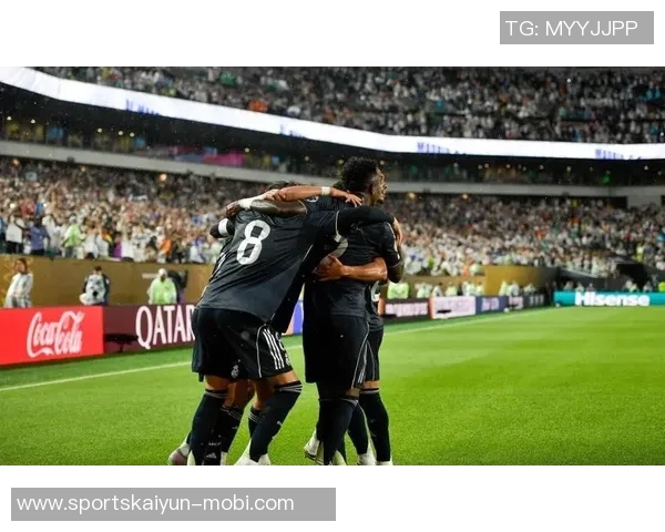 弗洛伦蒂诺与贡萨洛合影庆祝帽子戏法展现球队团结精神