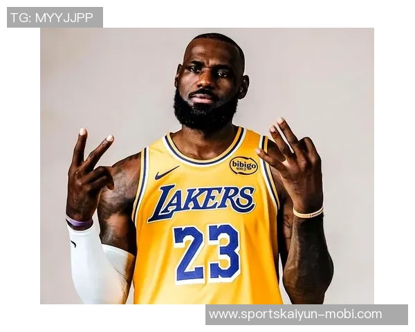 老詹被cue瞬间引发小卡幽默回应杯中轩尼诗引发媒体热议